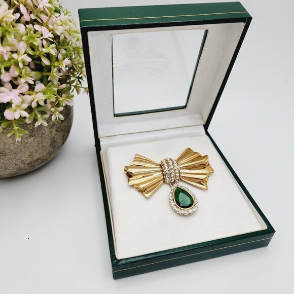 NIB Vintage Avon Emerald Green Glass Teardrop Bow Brilliant Treasures Brooch - Picture 1 of 6